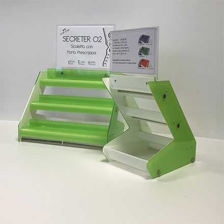 La doppia versione dell'espositore Segreter nel colore verde