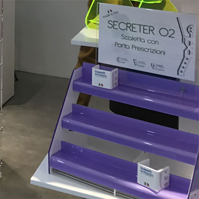 Un espositore Segreter 2 presentato nello stand di Cosmofarma