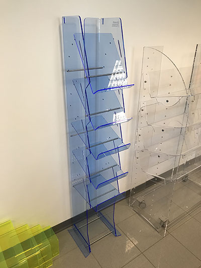 L'espositore a colonna in plexiglass Moai in una ripresa fotografica