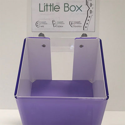 particolare di un espositore componibile Little Box costituito da un unico cubo