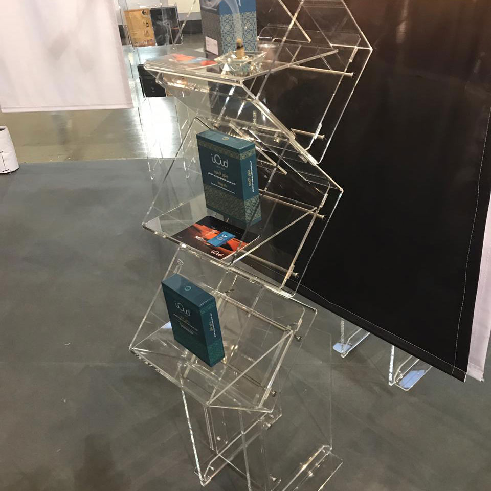 Un espositore in plexiglass assai versatile