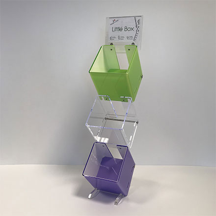 Un espositore da banco in plexiglass